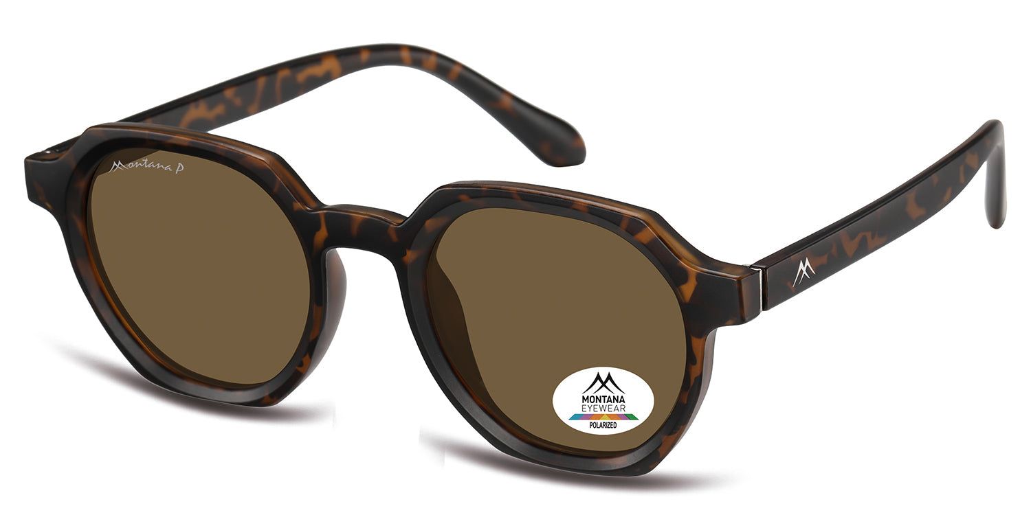 Sonnenbrille mit braunen Gläsern und braunem Rahmen. Auf einem Glas ist ein Aufkleber mit dem Logo von Montana Eyewear angebracht.