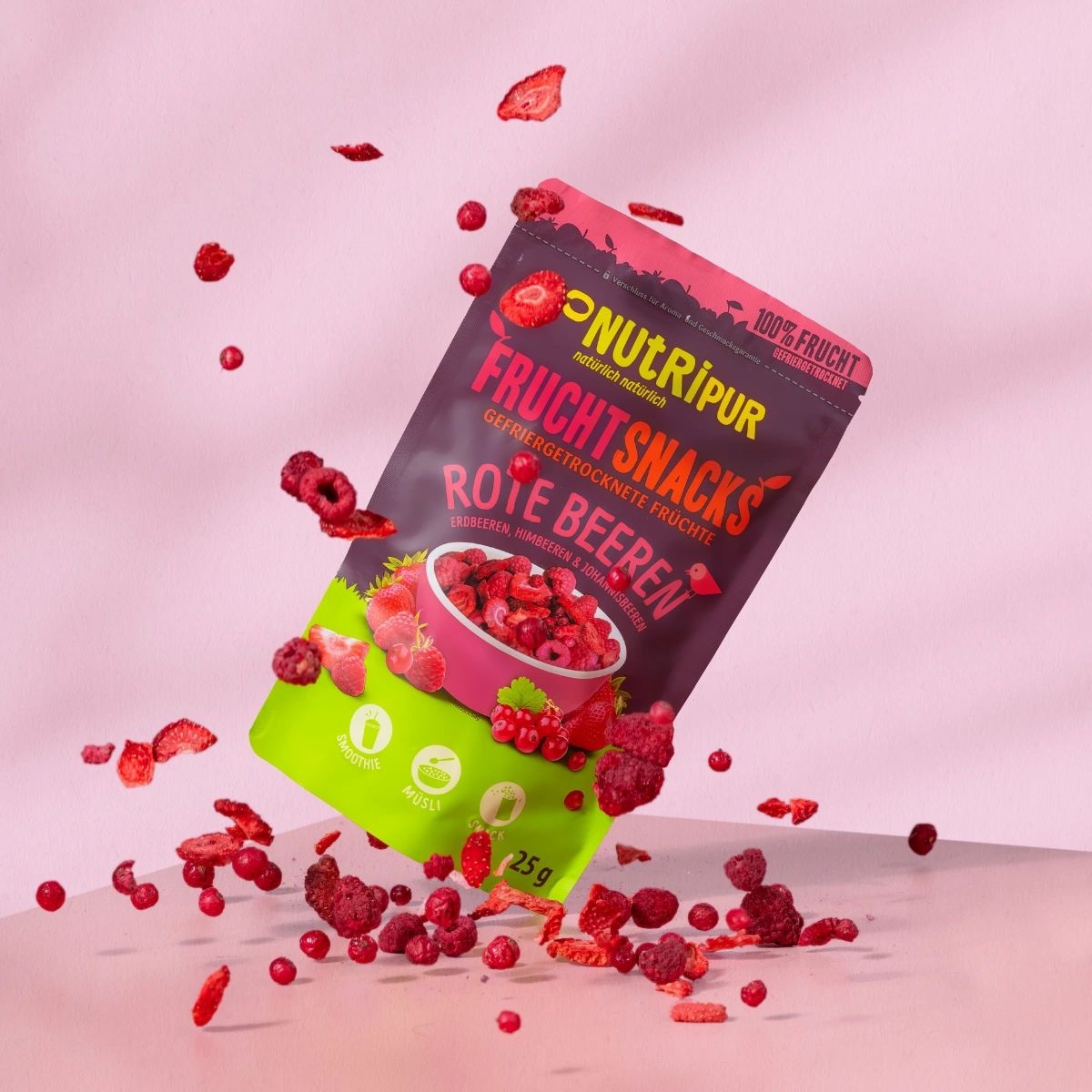 Beutel mit gefriergetrockneten Früchten und verstreuten Früchten. Aufschrift: Frucht Snacks, Rote Beeren. 25g.