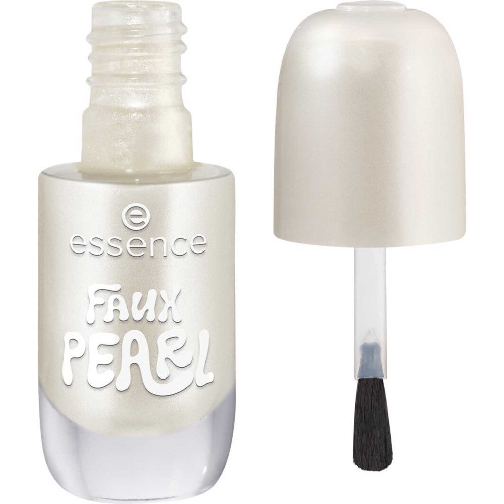 Nagellackflasche mit geöffnetem Deckel und Pinsel. Aufschrift "essence Faux Pearl". Flasche mit weißem Nagellack gefüllt.