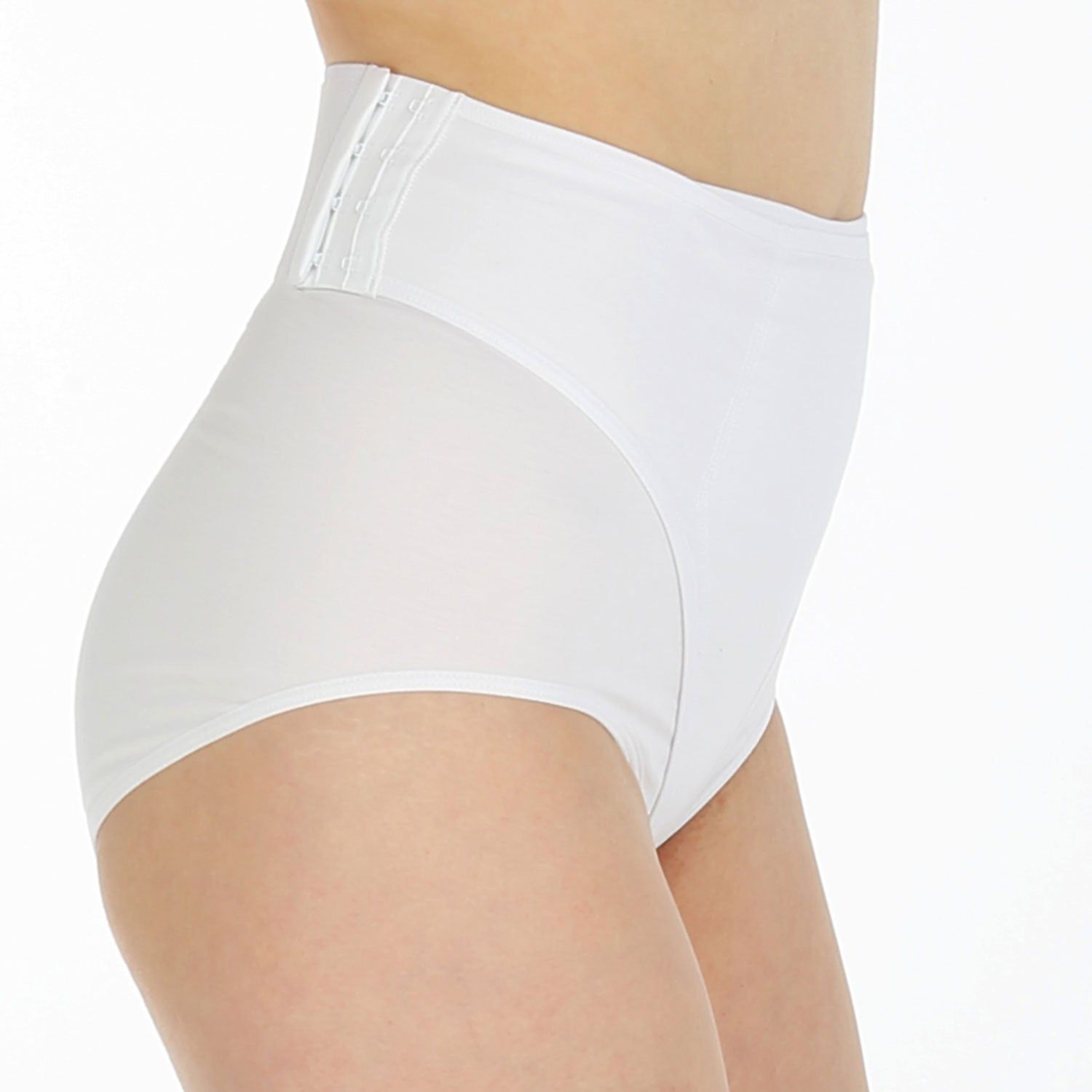 Weiße Miederhose, seitlich. Hakenverschluss, hoher Bund, glatte Oberfläche.