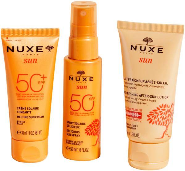 Drei Sonnenpflegeprodukte. Produkte: Sonnencreme, Sonnenspray, After-Sun-Lotion. Marke: NUXE Sun.