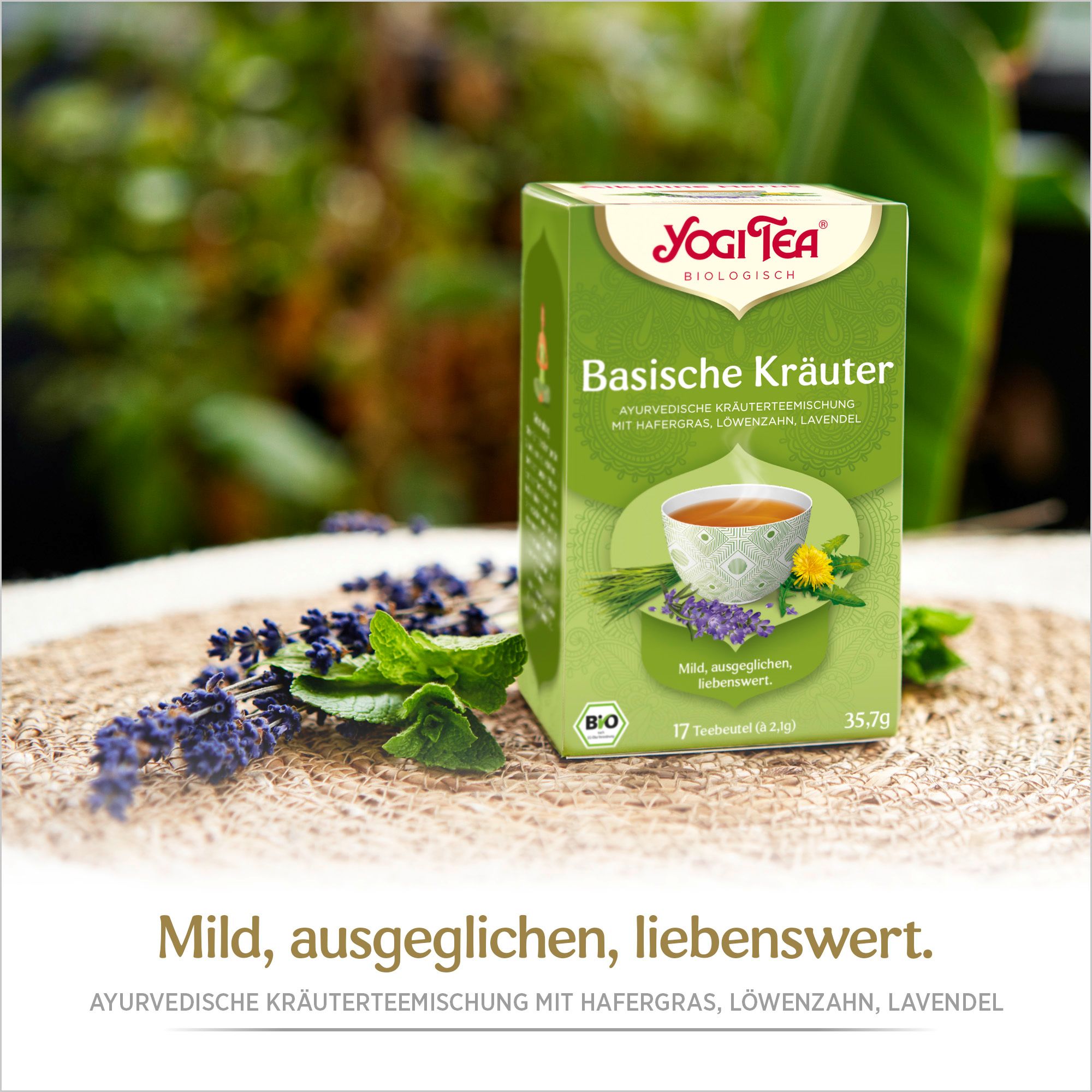 Grüne Yogi Tea-Verpackung. Aufdruck: Basische Kräuter, ayurvedische Kräutermischung, Bio-Siegel. 17 Teebeutel. Lavendel und Minze.