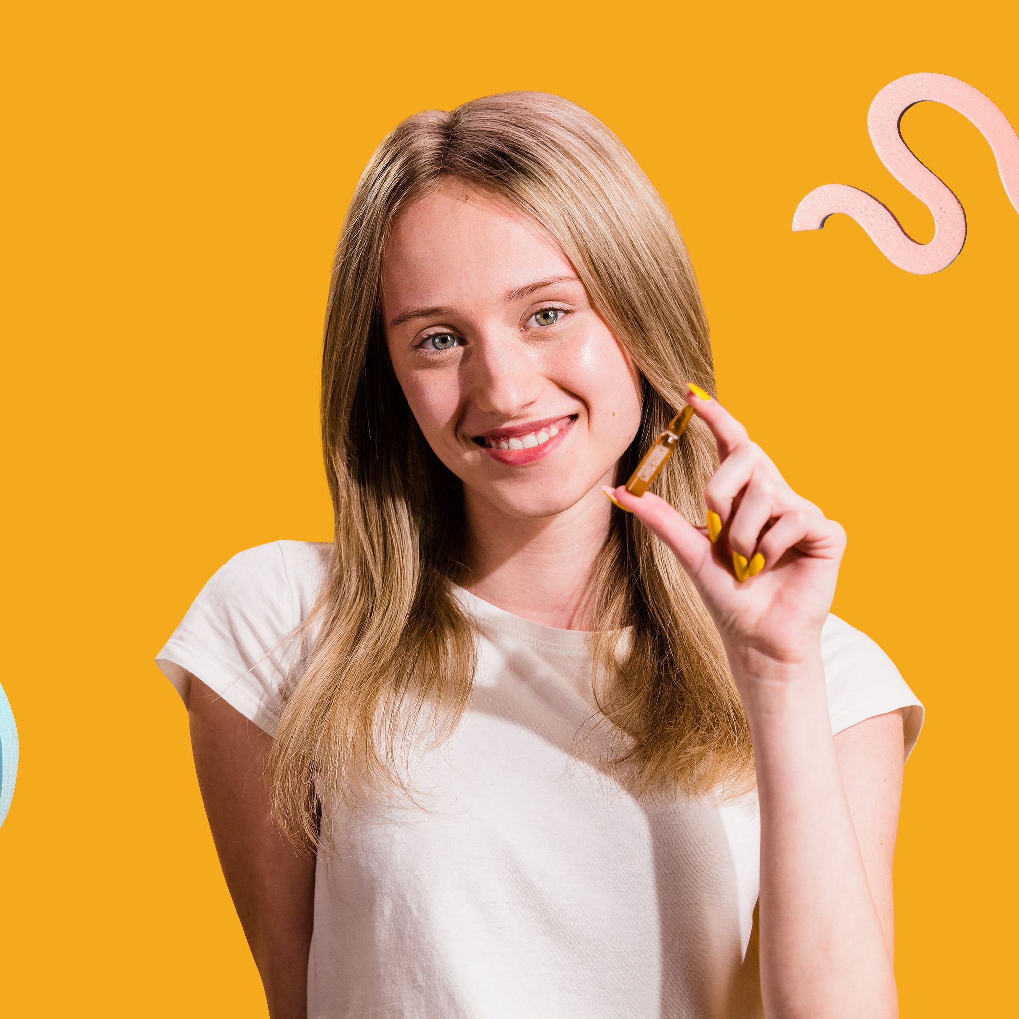 Eine Frau hält eine Ampulle. Auf der Ampulle steht "Gerovital Stop Acne".