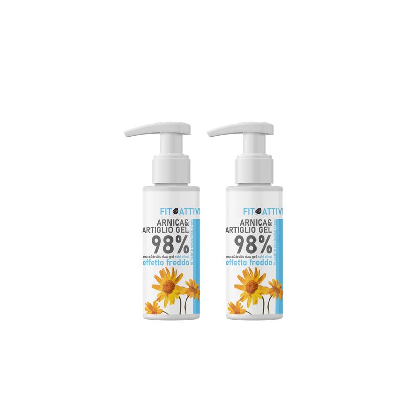 Zwei weiße Flaschen mit Pumpaufsatz. Aufschrift: Arnica & Artiglio Gel, 98%, effetto freddo. Gelb-blaue Etiketten mit Blumen.