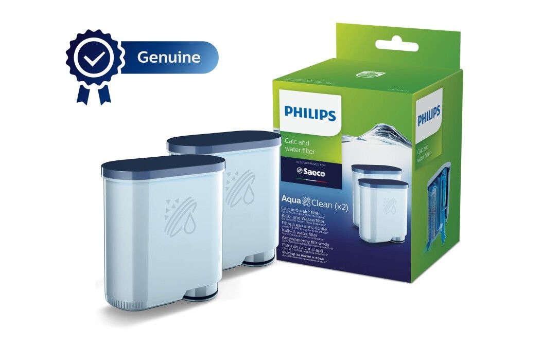 Zwei blaue Wasserfilter und eine grüne Verpackung. Auf der Verpackung steht Philips, Aqua Clean und das Genuine-Siegel. Filter für Kalk und Wasser.