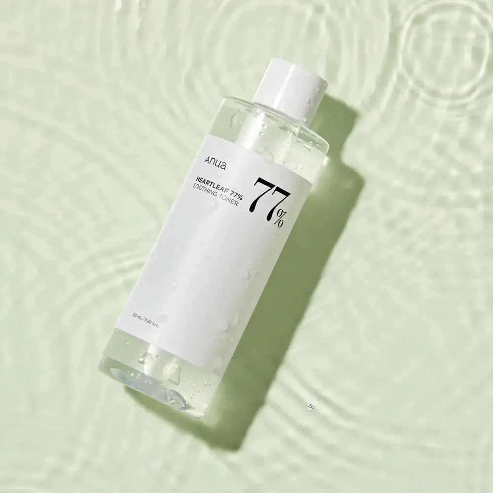 Transparente Flasche mit weißem Deckel im Wasser. Aufkleber mit Text: Anua, Heartleaf 77%, 77%.