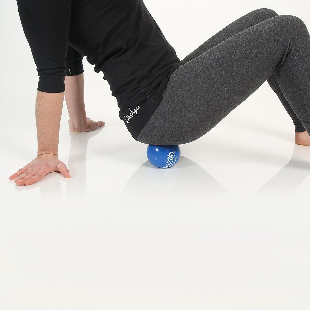 Faszio Ball Allround blau unter dem Gesäß einer Person im Vierfüßlerstand.