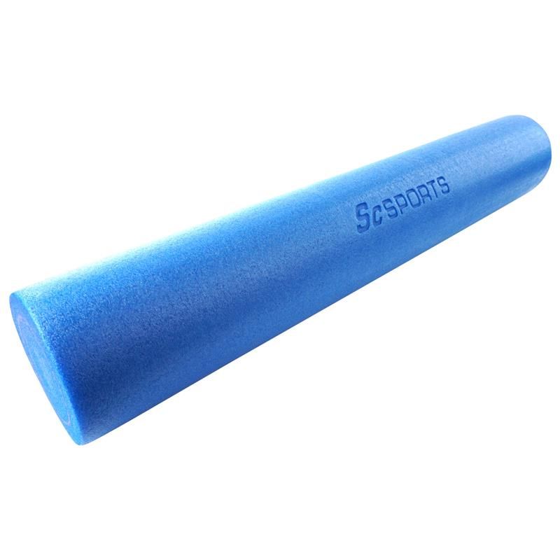 Blaue Pilatesrolle mit ScSPORTS-Logo. Zylindrische Form, aus Schaumstoff. Schrägansicht.