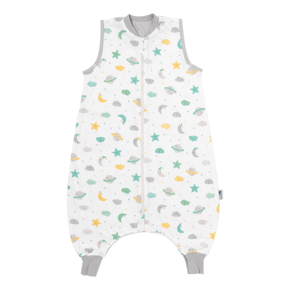 Weißer Baby-Schlafsack mit Füßen, Sternen- und Mondmuster, Reißverschluss, graue Einfassung.