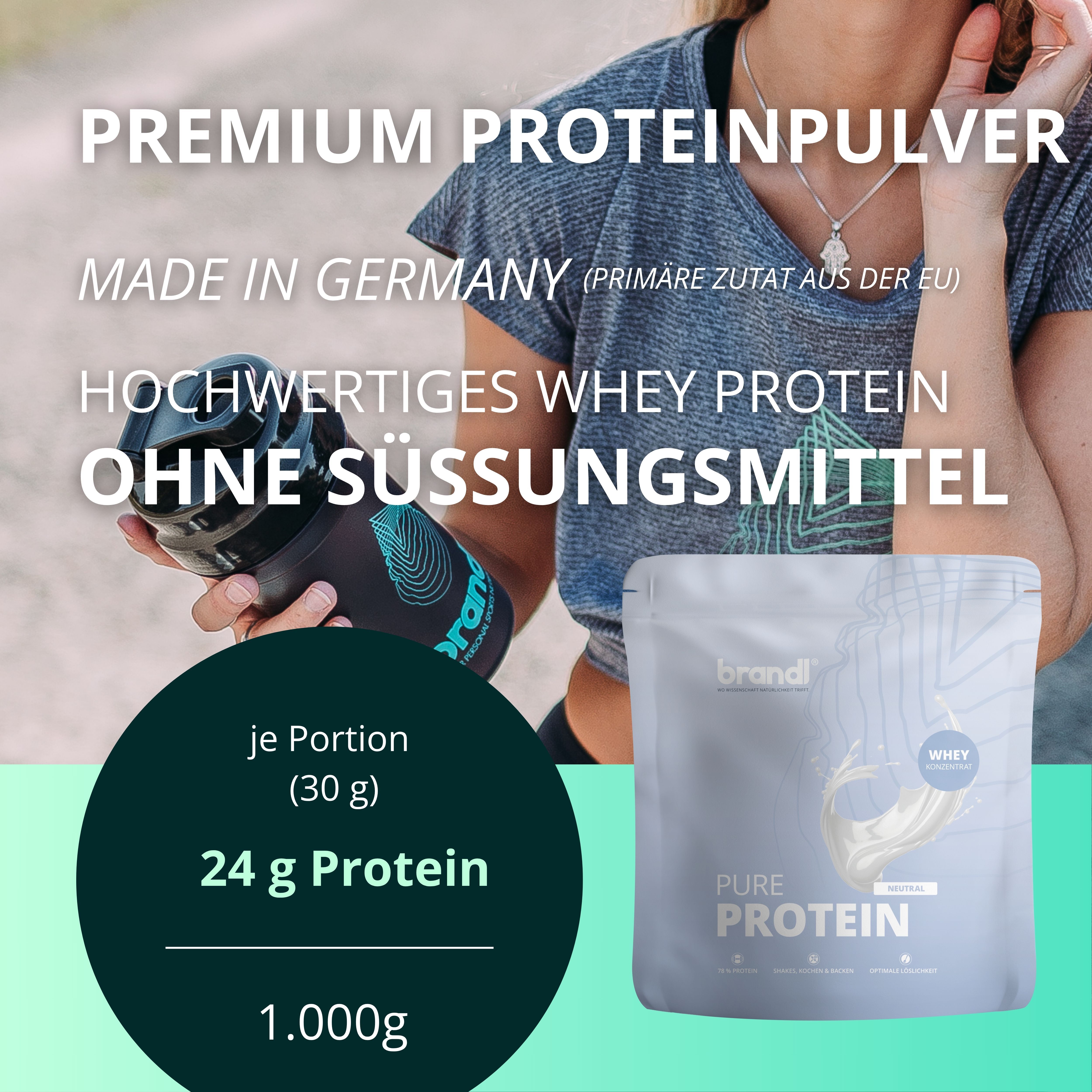 Person hält eine Flasche und eine Packung "brandl" Pure Protein. Text: "PREMIUM PROTEINPULVER", "OHNE SÜSSUNGSMITTEL", "24 g Protein".