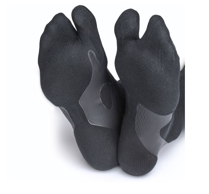 Schwarze Socken mit geteiltem Zeh und transparenten Verstärkungen. Ansicht von unten, auf weißem Hintergrund.