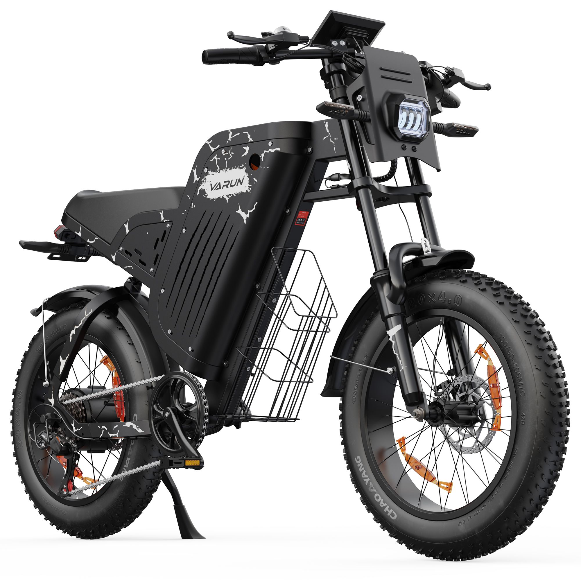 Schwarzes Elektro-Mountainbike mit breiten Reifen, Korb und VARUN-Logo. Frontscheinwerfer und digitales Display.