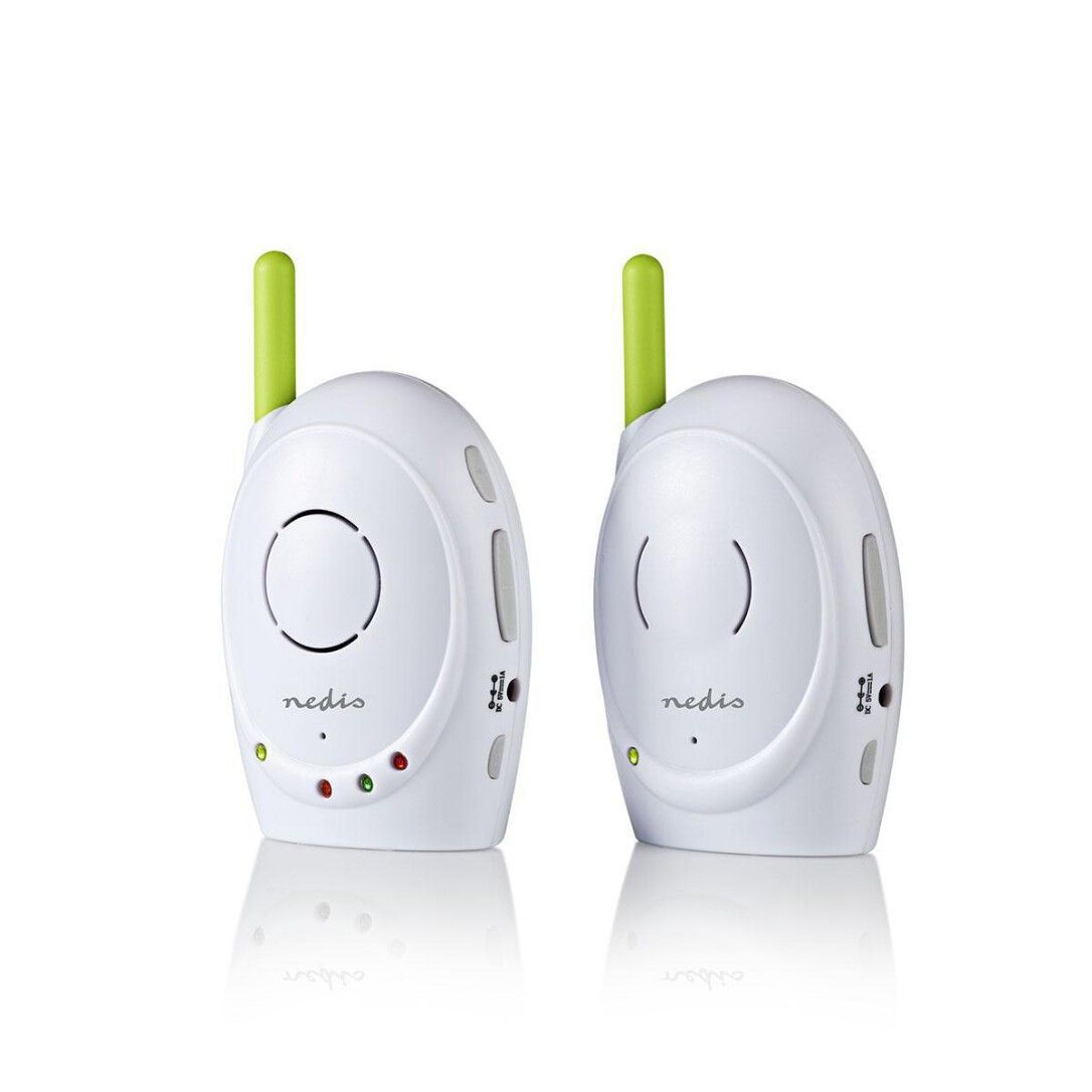 Zwei weiße Babyphones mit grünen Antennen. Jedes Gerät hat eine runde Öffnung und drei farbige LEDs. Das Logo "nedis" ist sichtbar.