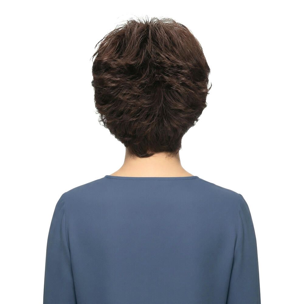 Kurzhaarperücke, braun, Rückansicht. Haare fallen natürlich. Frau trägt blaues Oberteil.