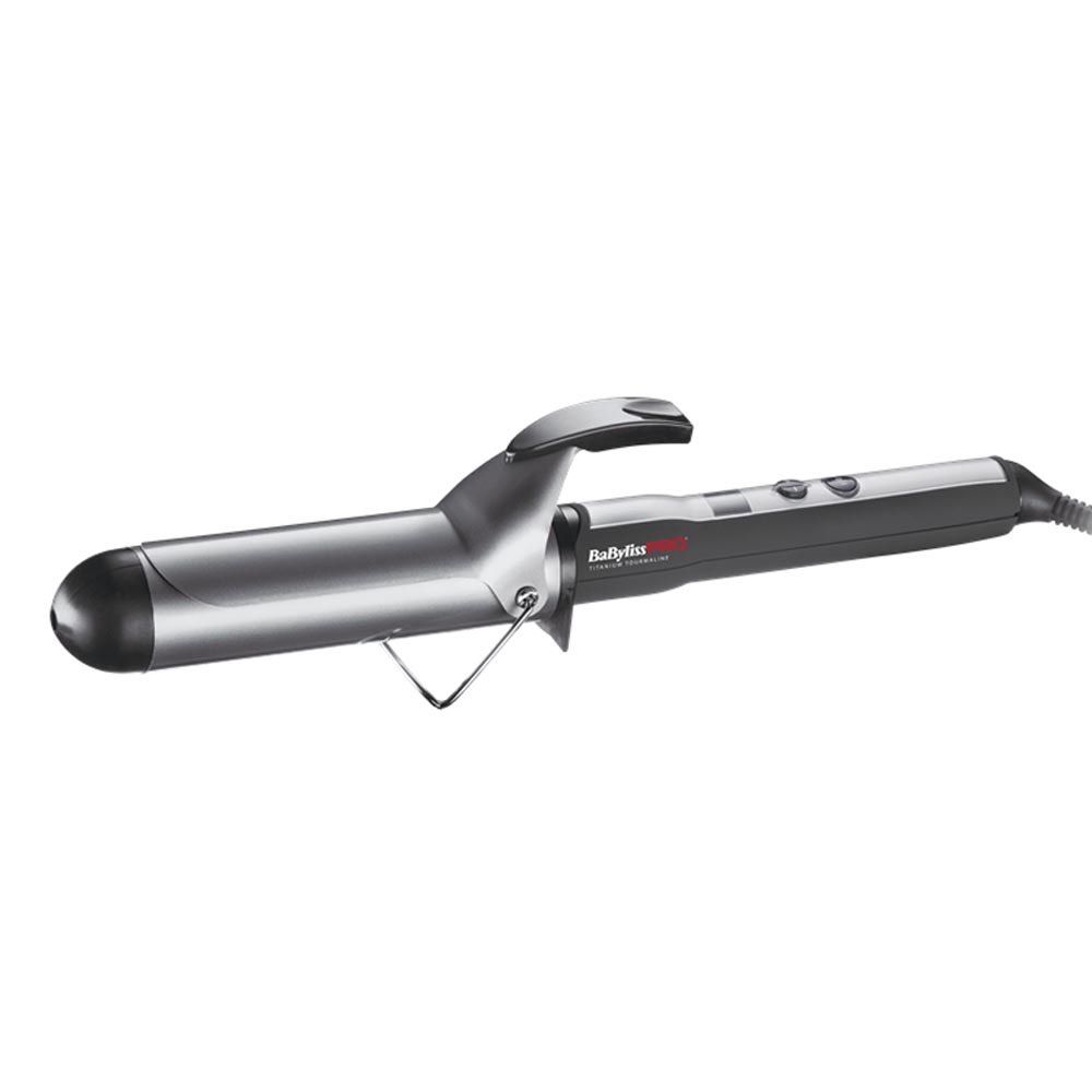 Nahaufnahme des Lockenstabs. Silberfarbenes Gehäuse, schwarzer Griff. BaByliss Pro-Logo sichtbar.