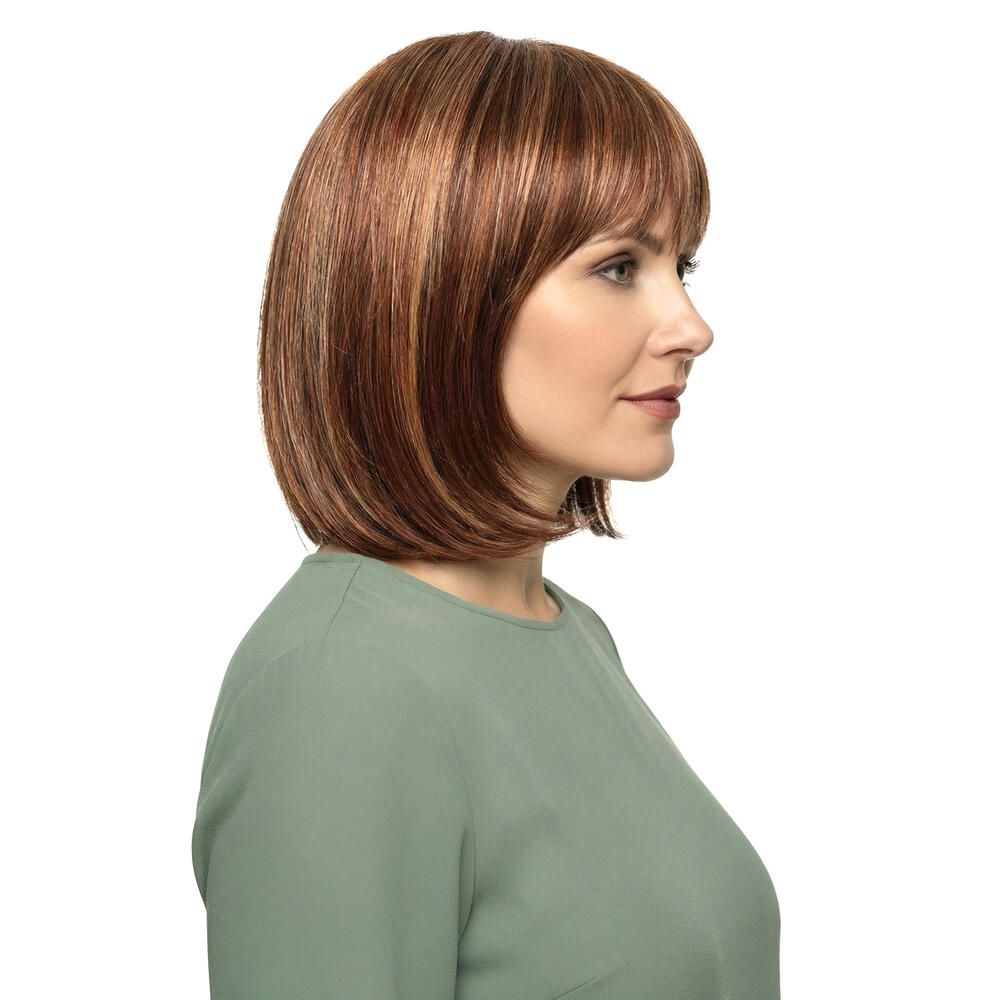 Perücke Mola von trendhair. Bob-Frisur mit Pony, braun mit helleren Strähnen. Frau trägt die Perücke.