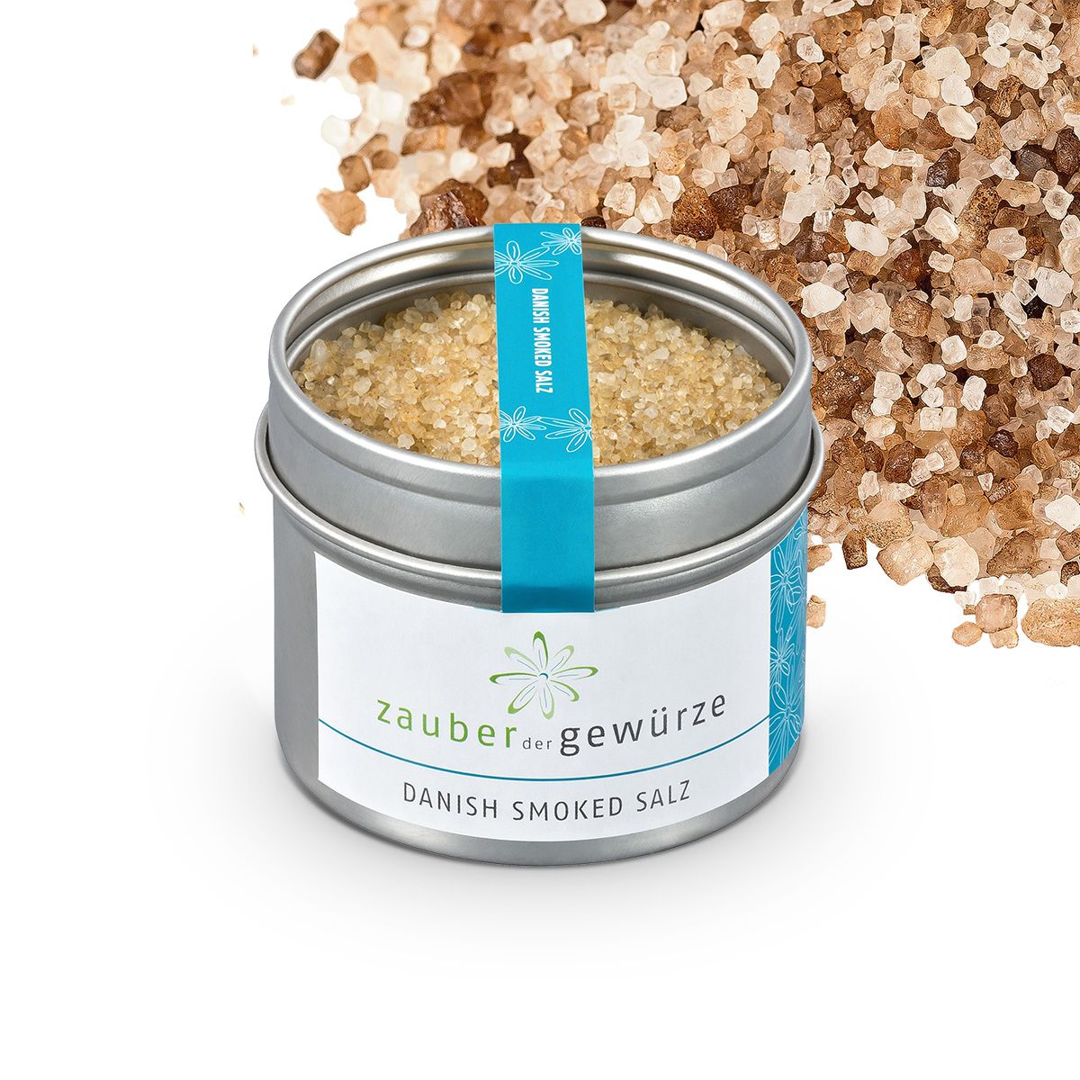 Geöffnete Dose mit Salz, daneben verstreutes Salz. Aufschrift: Zauber der Gewürze, Danish Smoked Salz. Türkises Band.