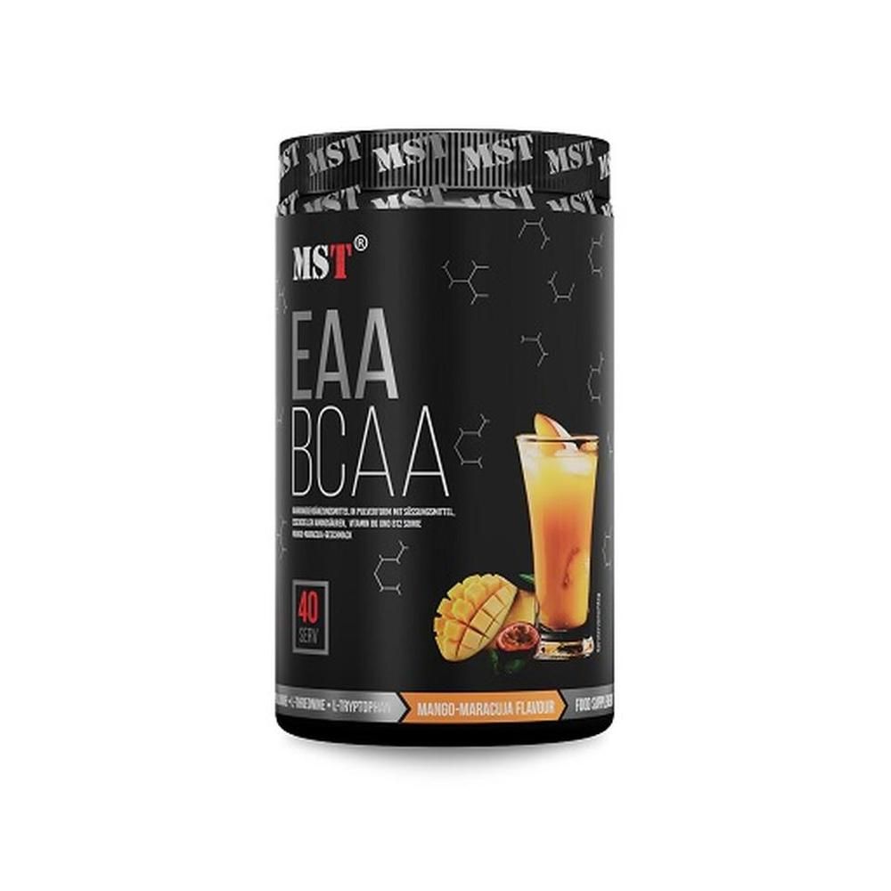 Schwarze Dose mit MST EAA BCAA. Mango-Maracuja-Geschmack. Abbildung eines Getränks mit Mango und Maracuja.