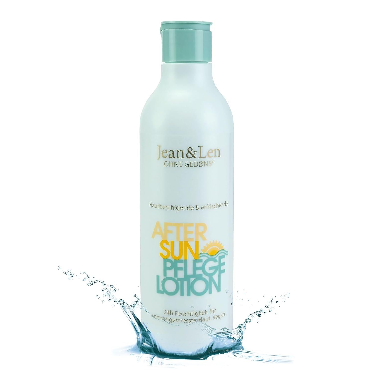 Weiße Flasche mit türkisfarbenem Deckel. Aufschrift: After Sun Pflege Lotion. Wasser spritzt.