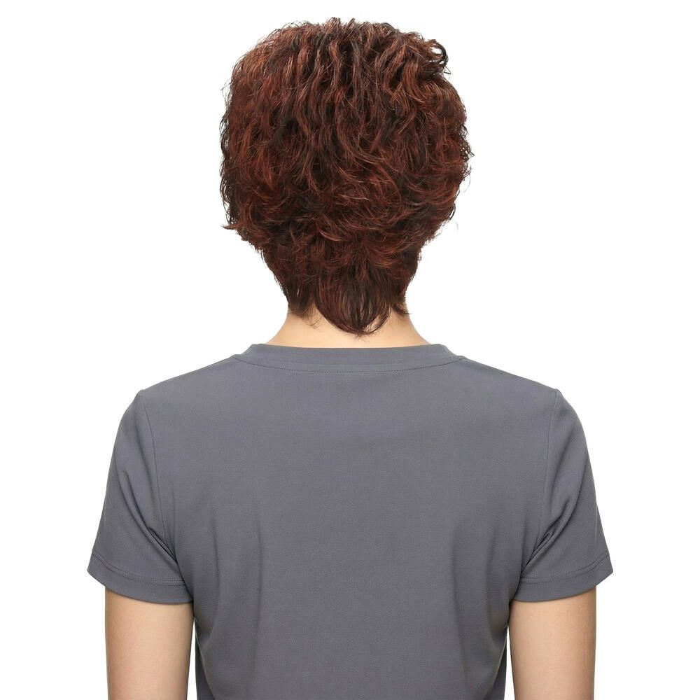 Rückansicht einer rotbraunen Kurzhaarperücke. Frau mit grauem Shirt.