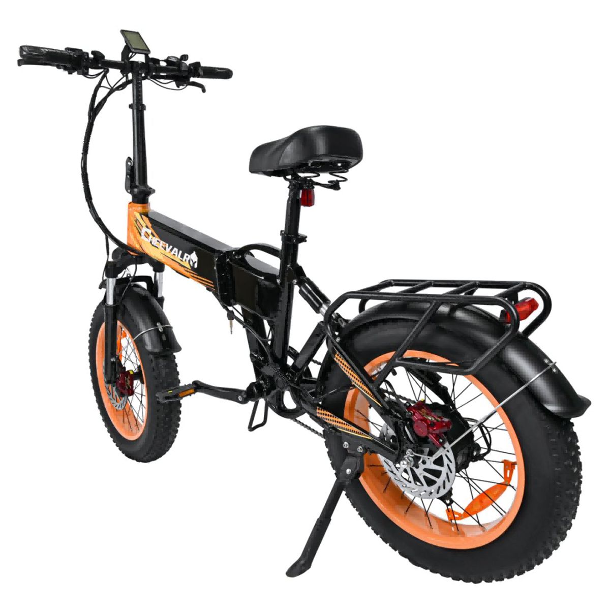 Elektrofahrrad, schwarz und orange. Dicke Reifen, Scheibenbremsen, Gepäckträger. Cheevalry-Logo.