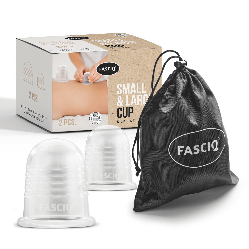 Zwei transparente Silikon-Schröpfköpfe, eine Verpackung und eine schwarze Tasche mit FASCIQ®-Logo. Die Verpackung zeigt das Produkt.