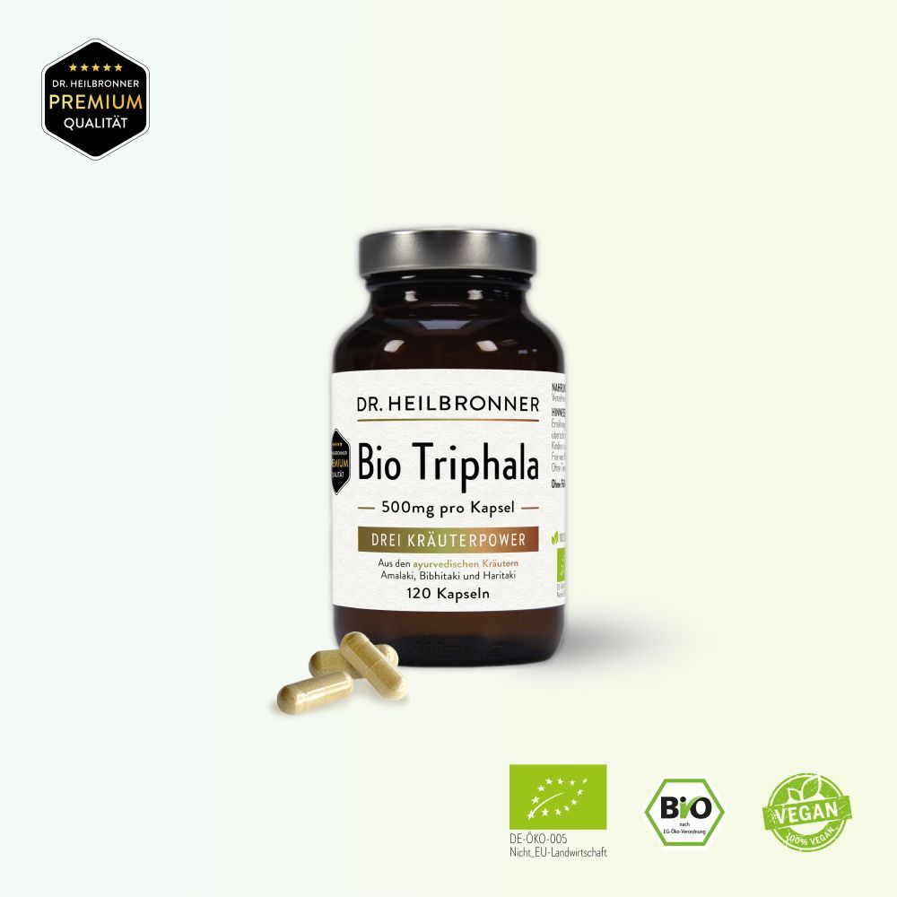 Braune Glasflasche mit Kapseln. Aufschrift: Bio Triphala, 500mg pro Kapsel, 120 Kapseln. Bio- und Vegan-Siegel.