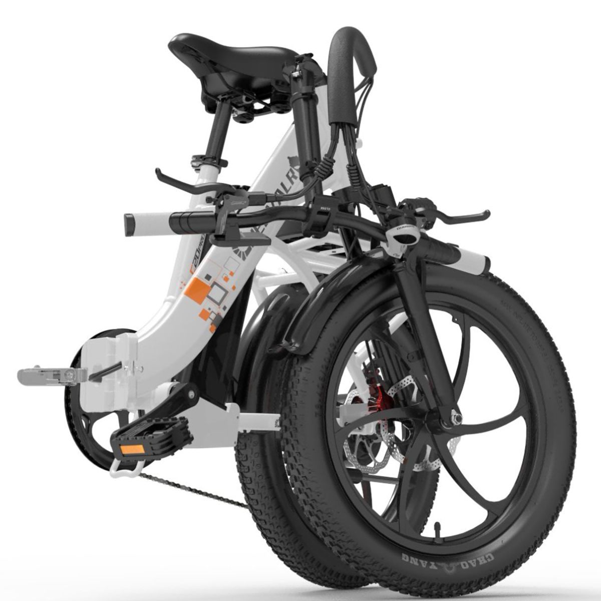 Gefaltetes weißes Elektrofahrrad mit schwarzen Reifen. Marke Cheevalry. Pedale, Sattel und Lenker sind sichtbar.