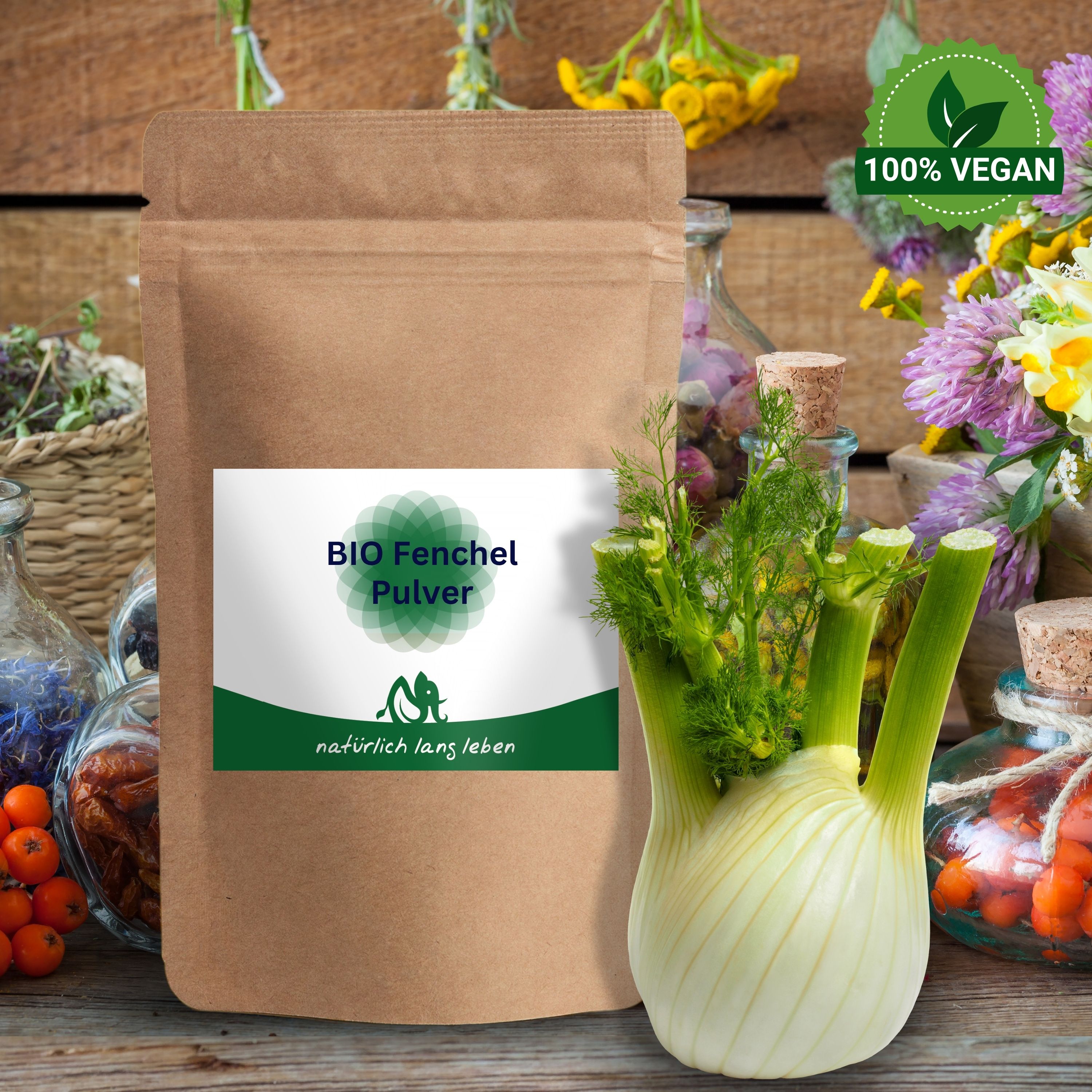 Braune Papiertüte mit BIO Fenchel Pulver Etikett, daneben frischer Fenchel und Kräuter.