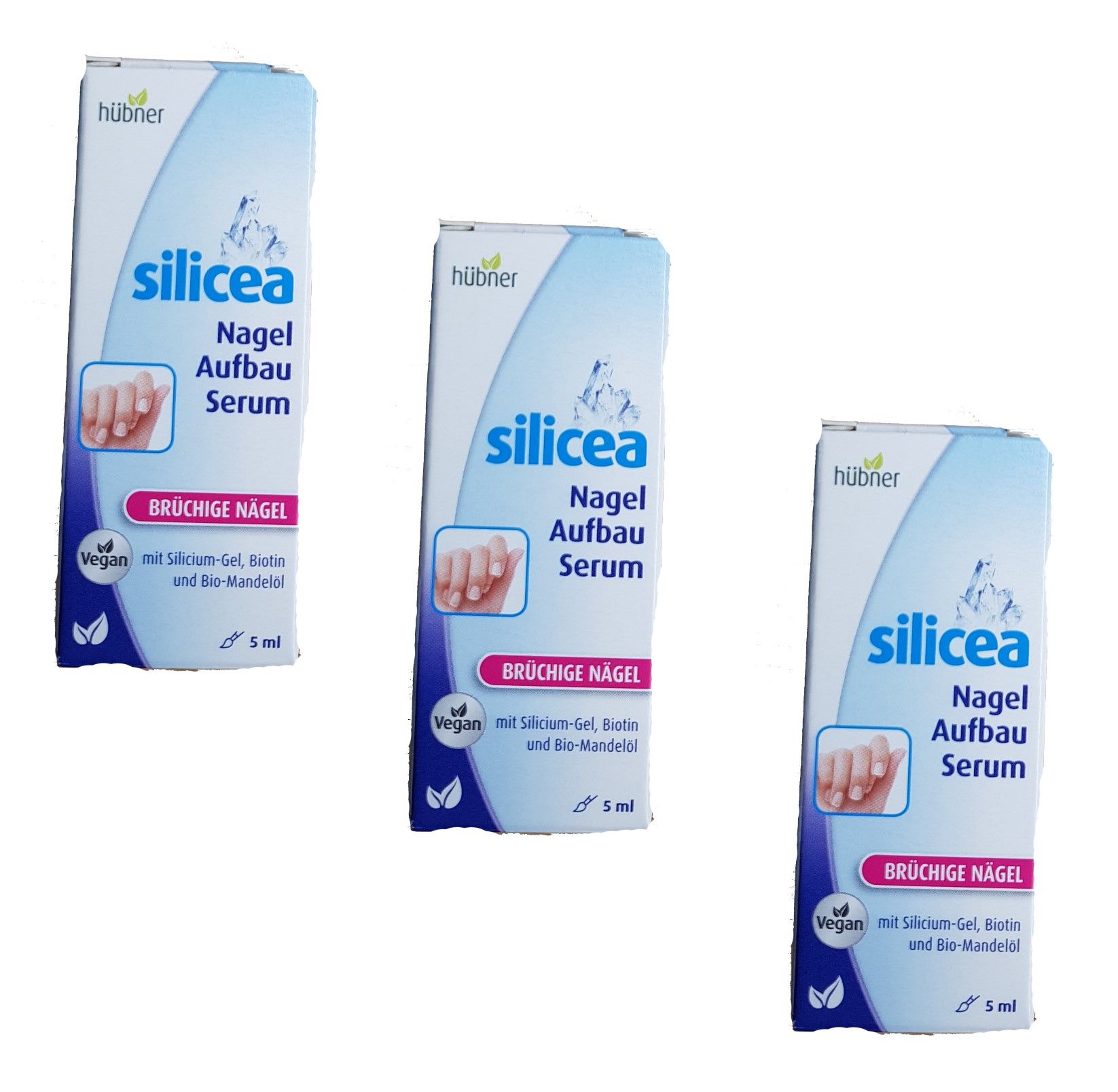 Drei Packungen Silicea Nagelaufbauserum. Weiße Verpackung mit blauem und grünem Design. Text: Silicea Nagel Aufbau Serum, brüchige Nägel.