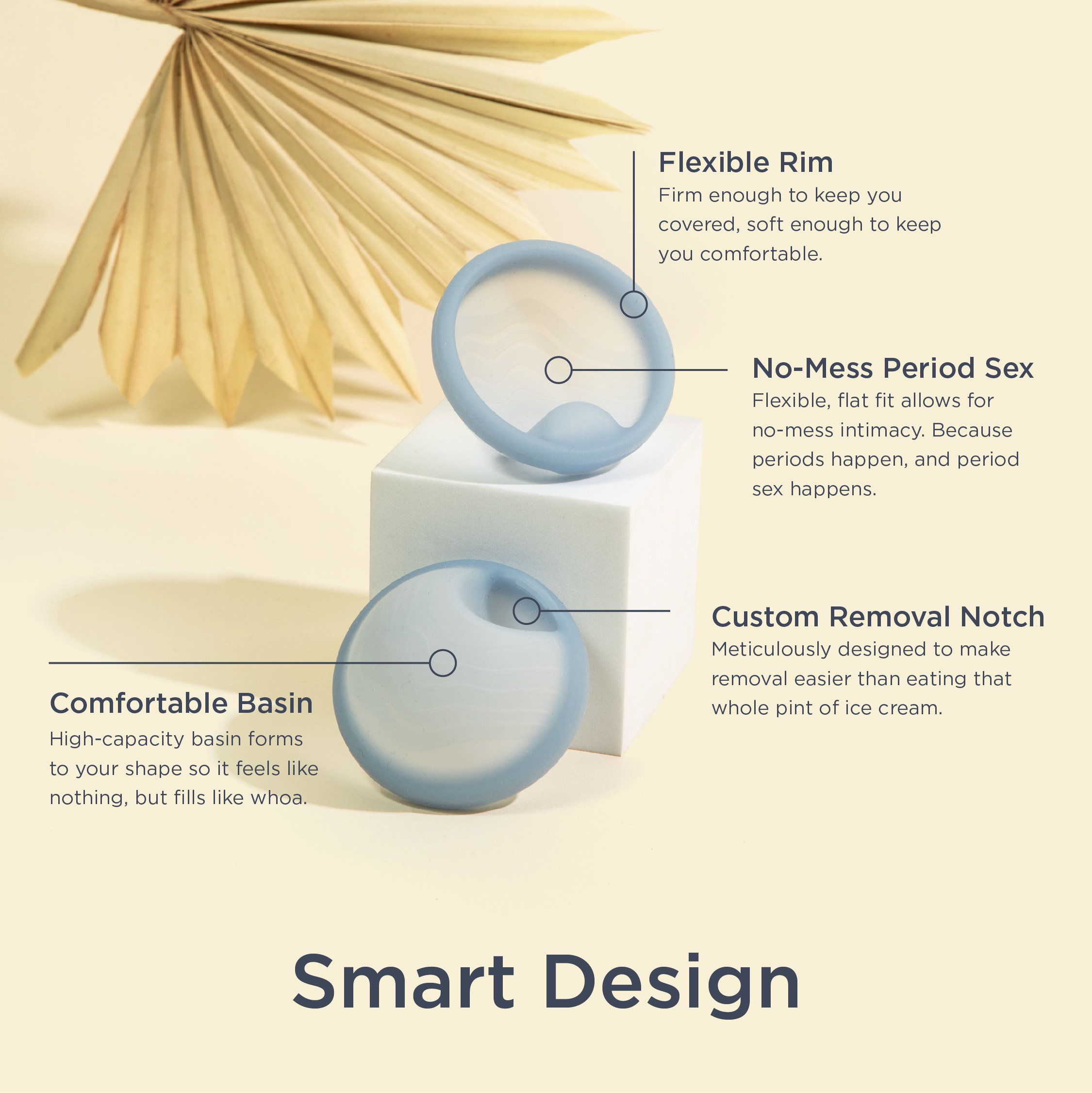 Zwei blaue Menstruationsdiscs. Beschriftungen: Flexible Rim, No-Mess Period Sex, Custom Removal Notch, Comfortable Basin. Hintergrund: Beige.