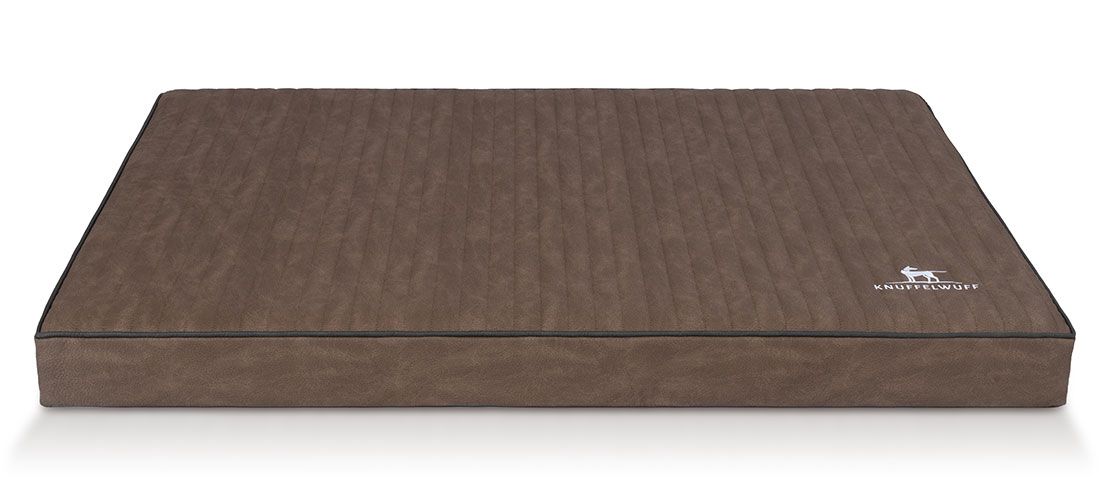 Orthopädische Hundematte Palomino. Rechteckig, braun, mit schwarzem Rand. Knuffelwuff-Logo rechts unten. Auf weißem Hintergrund.