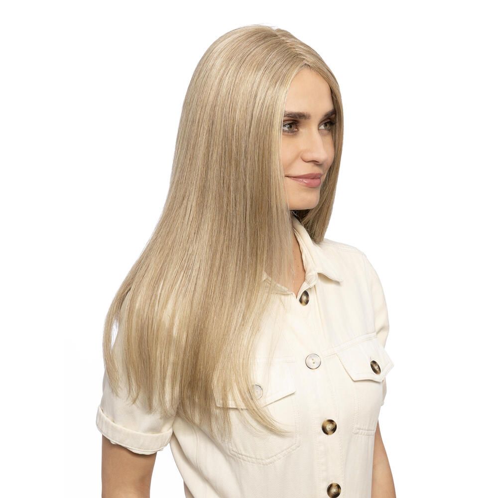 Haarteil Rose von trendhair. Blondes, langes Haar. Frau mit Haarteil, leicht seitlich. Sie trägt ein helles Hemd.