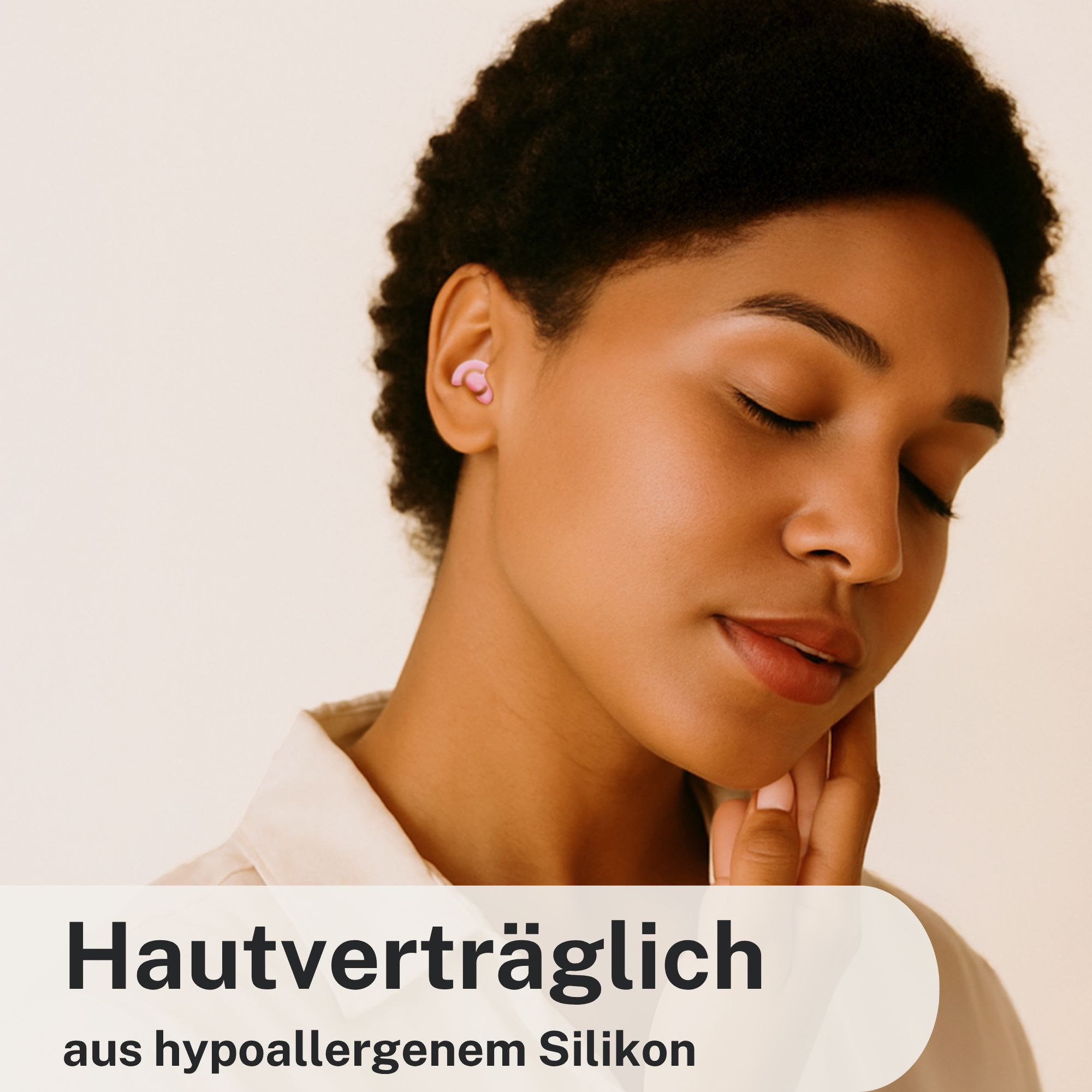 Frau mit Ohrstöpsel im Ohr. Text: Hautverträglich aus hypoallergenem Silikon.