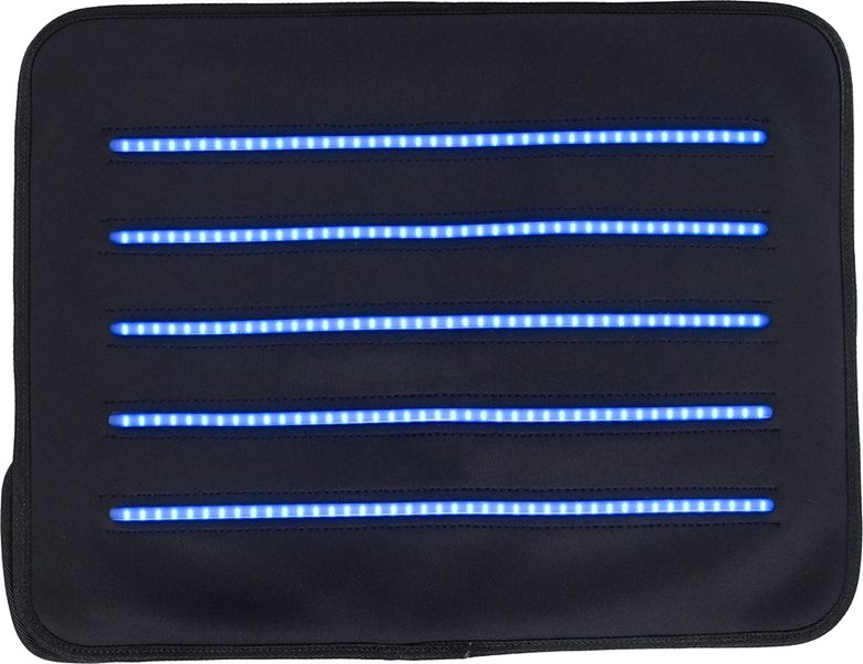 Schwarzes Pad mit fünf horizontalen, blauen LED-Lichtstreifen. Das Pad hat eine rechteckige Form.
