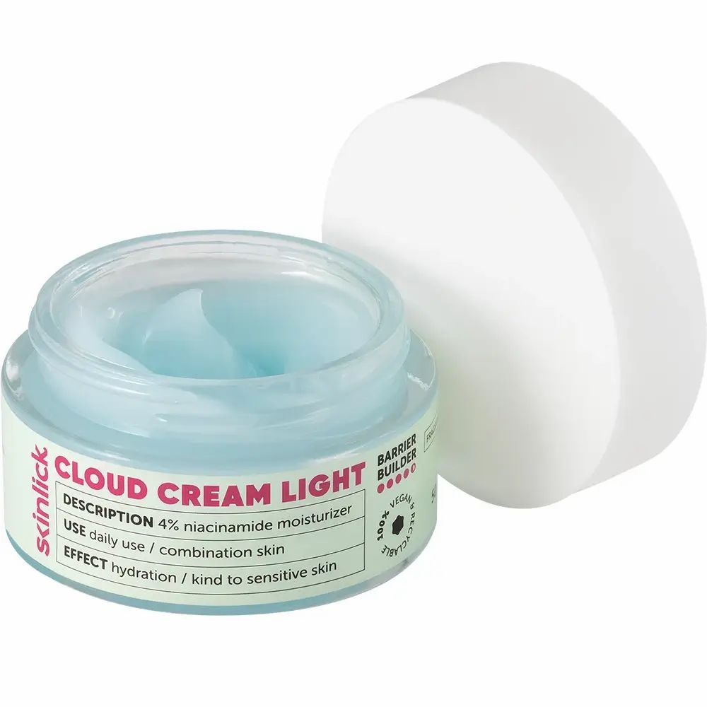 Geöffneter Tiegel mit blauem Gel und weißem Deckel daneben. Aufschrift: Cloud Cream Light, Beschreibung: 4% Niacinamid.