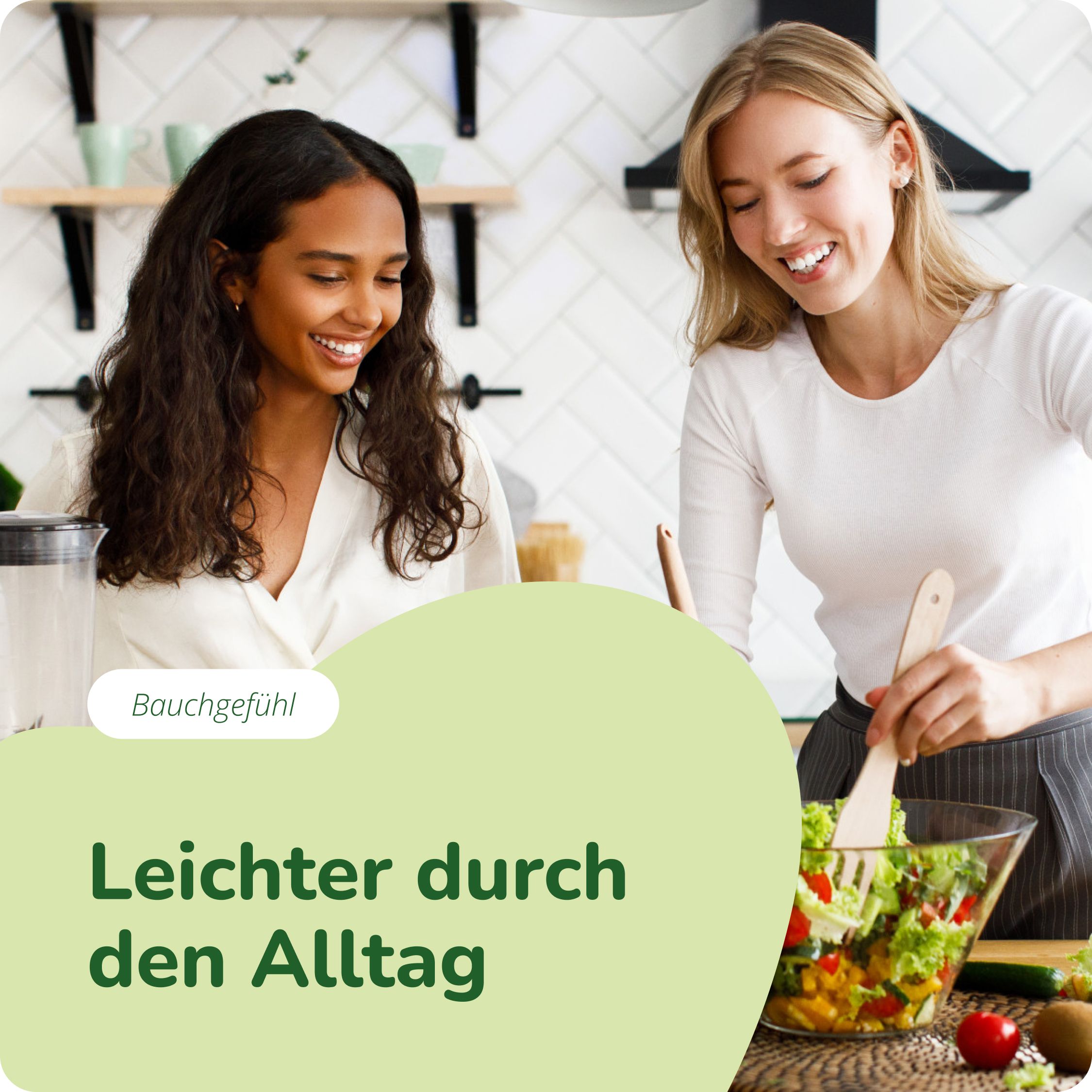 Zwei Frauen bereiten einen Salat zu, um ein leichteres Alltagsgefühl zu fördern.