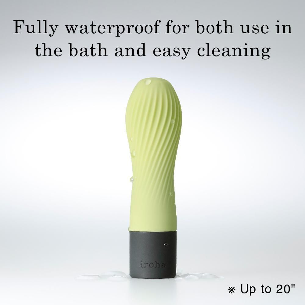 Grüner Vibrator mit schwarzem Sockel. Wasser auf dem Produkt. Text: "Fully waterproof..."