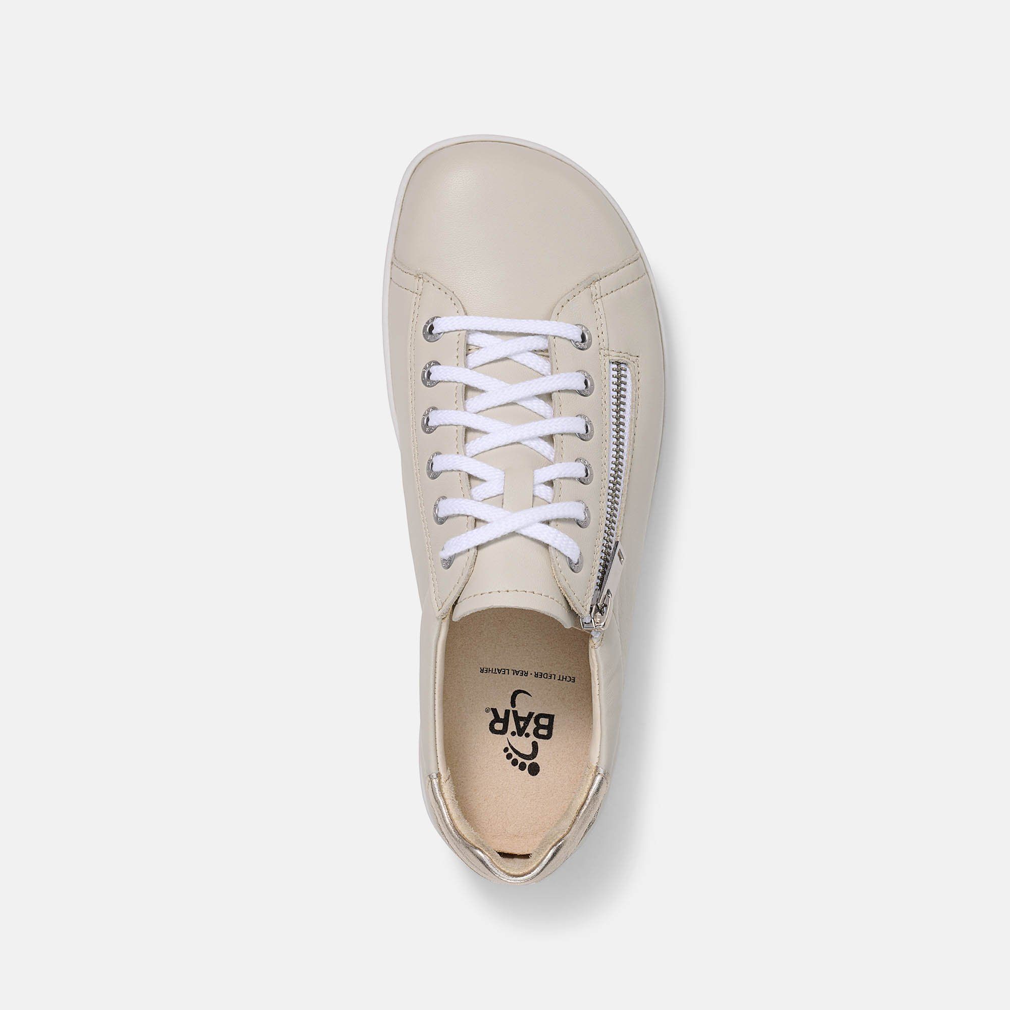 Draufsicht auf einen beigen Schuh mit Schnürsenkeln und Reißverschluss. Marke BÄR im Inneren sichtbar.