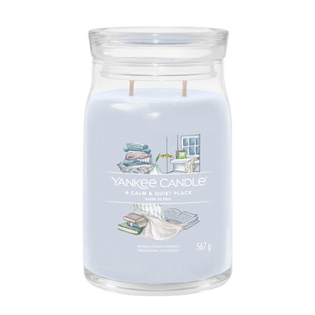 Duftkerze mit Deckel, hellblaues Wachs. Aufschrift: Yankee Candle, A Calm & Quiet Place, 567 g. Illustration: Bücher, Badewanne.