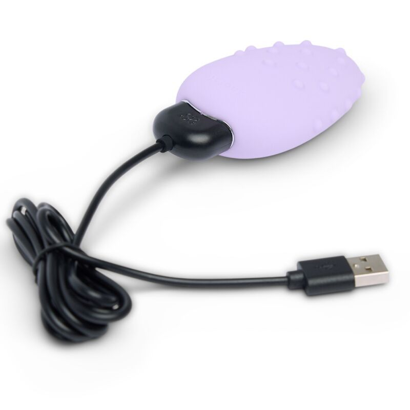 Lila Massagegerät mit USB-Ladekabel. Schwarzer Stecker.