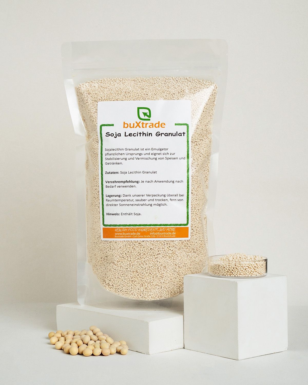 BuxTrade Soja Lecithin Granulat in Beutel und Schale, daneben Sojabohnen.