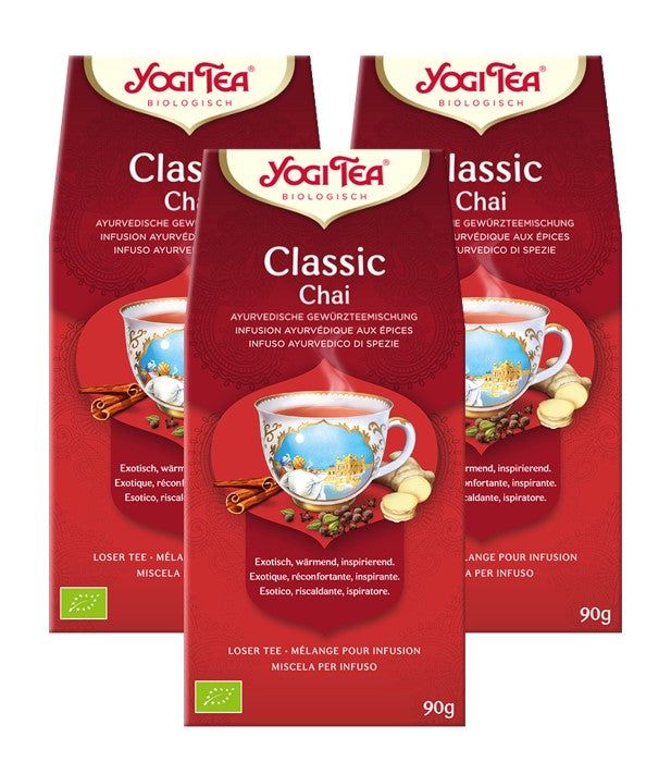 Drei Packungen Yogi Tea Classic Chai. Rote Verpackung mit Logo, Produktname und Illustration einer Tasse Tee.
