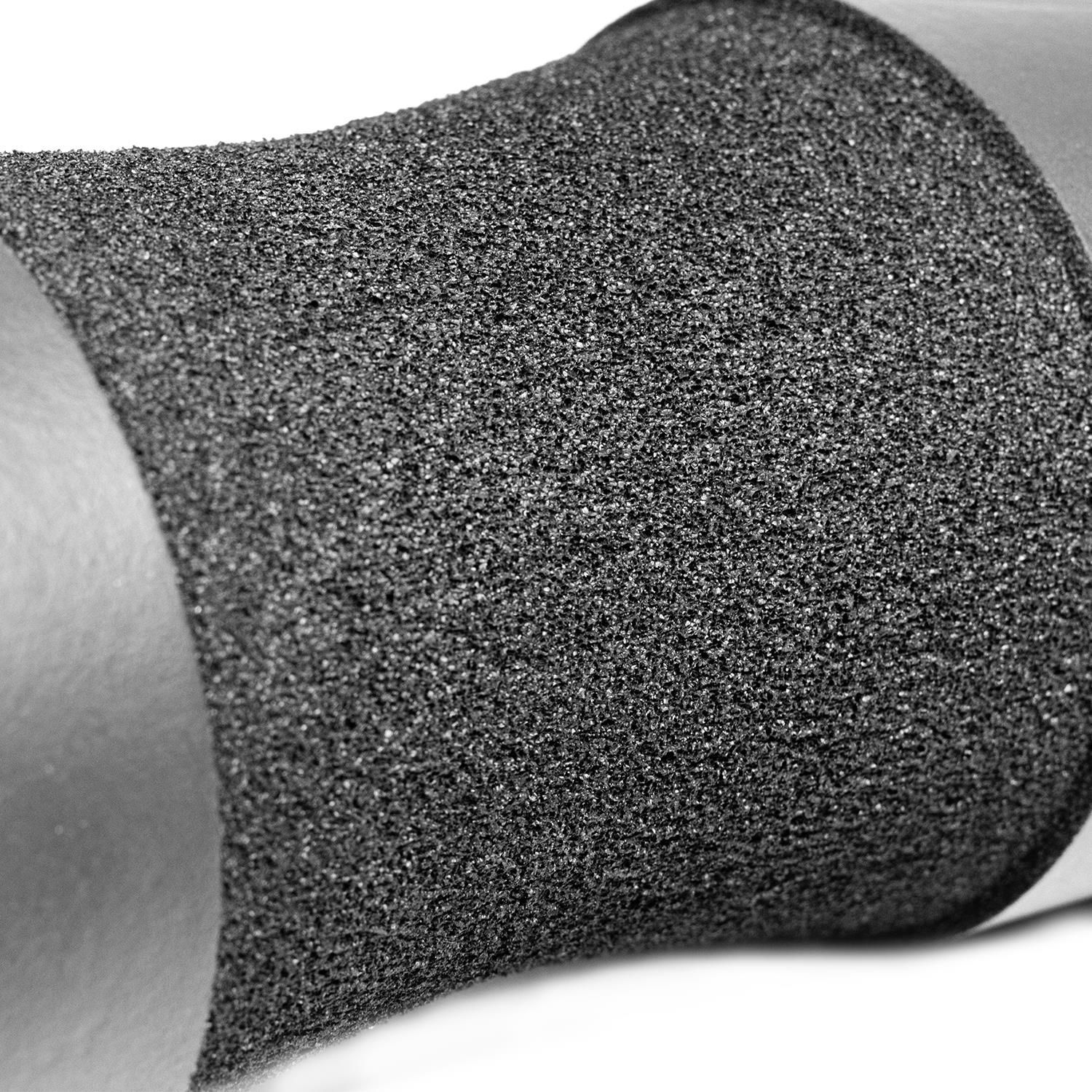 Nackenpolster am Körper. Schwarzer Schaumstoff, zylindrisch.  Für Langhantelstangen.