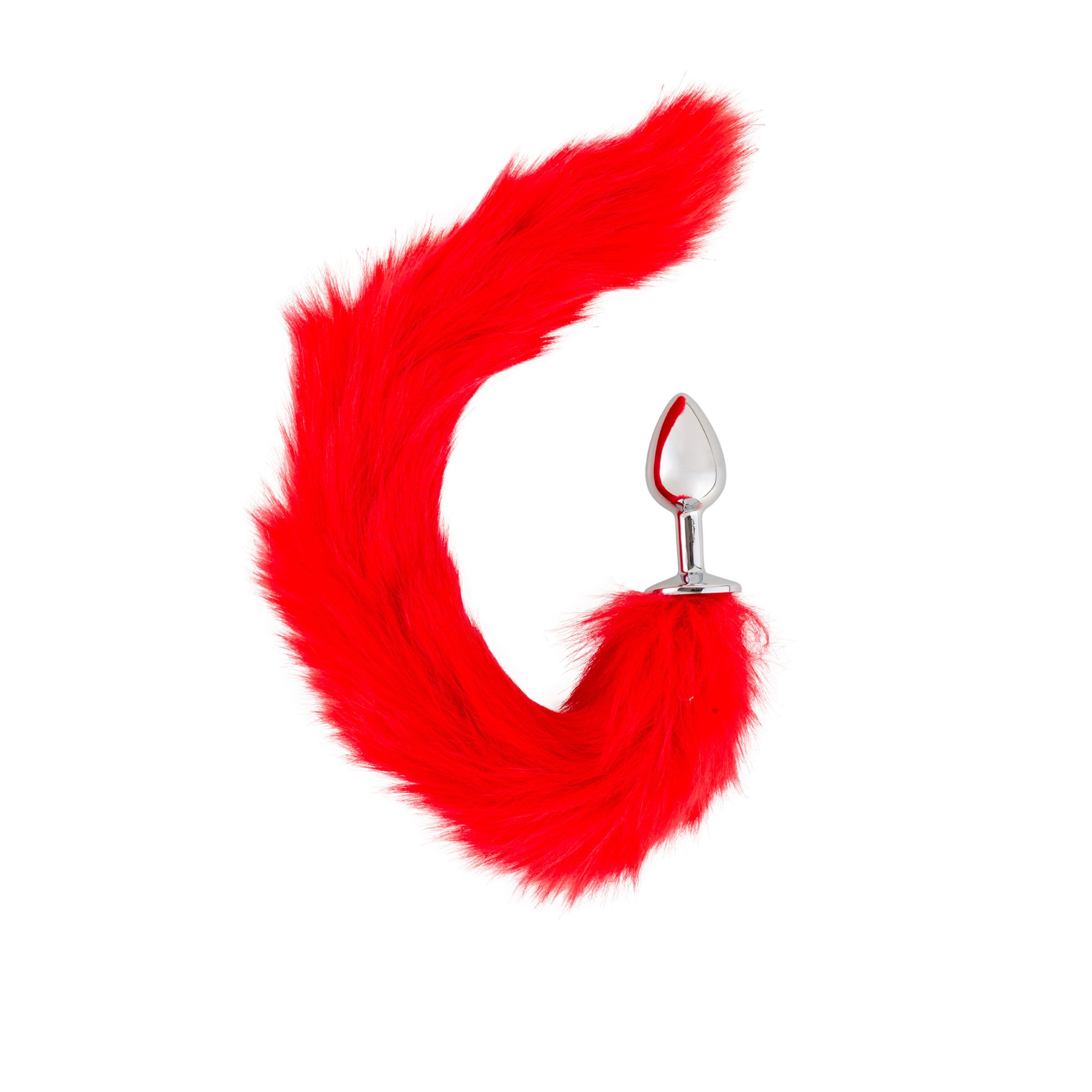 Roter, pelziger Schwanz mit Metallbasis. Der Schwanz ist gebogen und auf weißem Hintergrund isoliert.