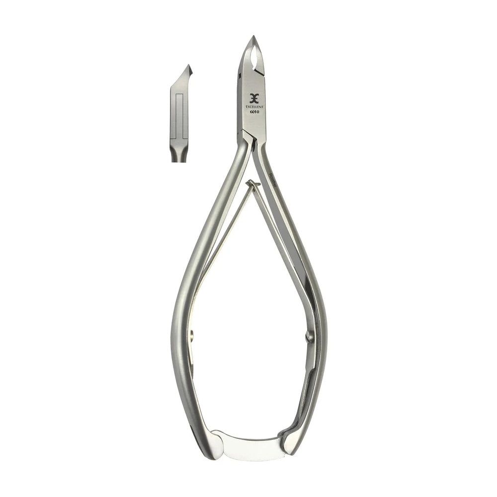 Nagelhautzange aus Metall mit gebogener Schneide und separatem Werkzeugteil. Marke und Modellbezeichnung sind sichtbar.