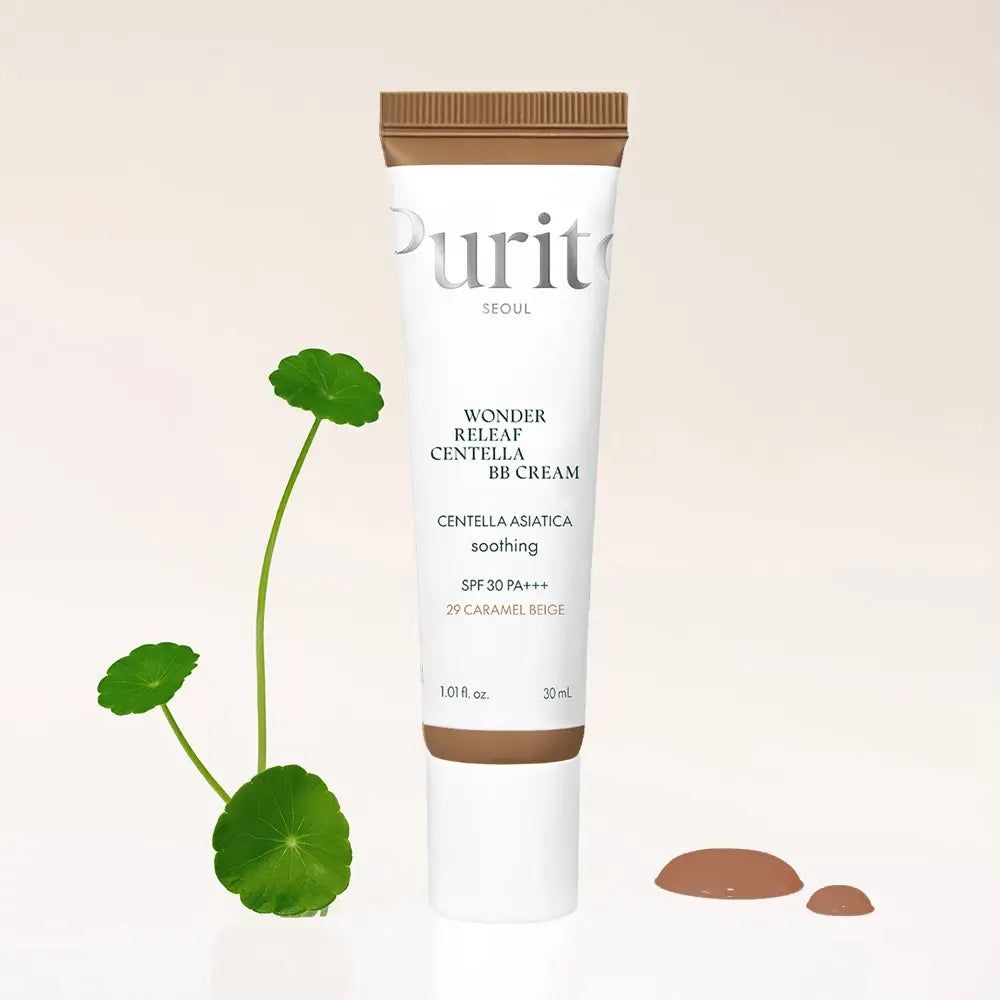 Purito Wonder Releaf Centella BB Cream, Farbton 29 Caramel Beige, mit Centella-Pflanze.