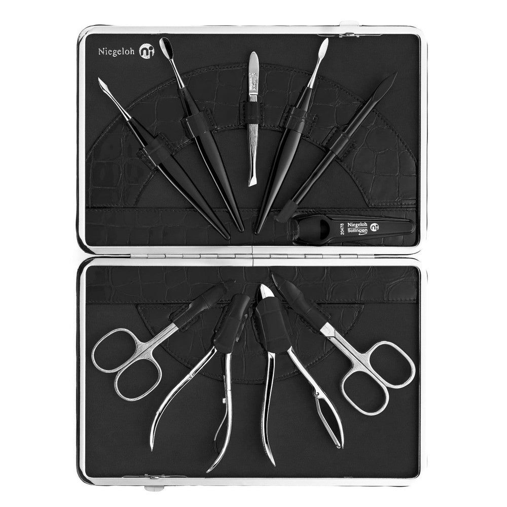 Niegeloh Solingen Etui mit Maniküre-Instrumenten: Schere, Pinzette, Nagelknipser und mehr in schwarzem Kroko-Muster.