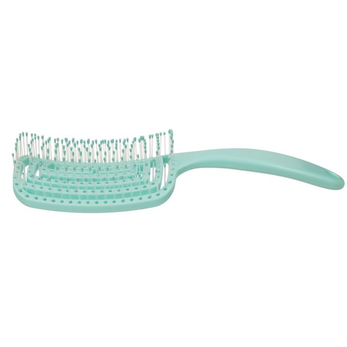 Une brosse démêlante flexible, verte. Tête de brosse carrée avec ouvertures en spirale et picots. Manche vers la gauche.