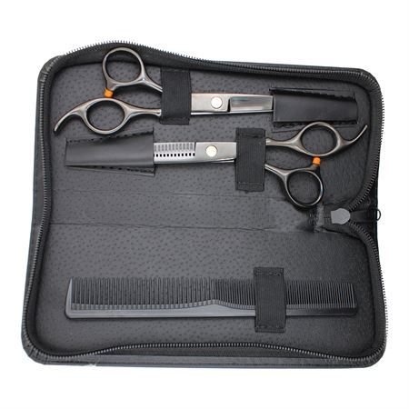 Schwarze Ledertasche für Friseurscheren, geöffnet mit zwei Scheren und Kamm.